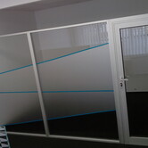 Skleněná přepážka